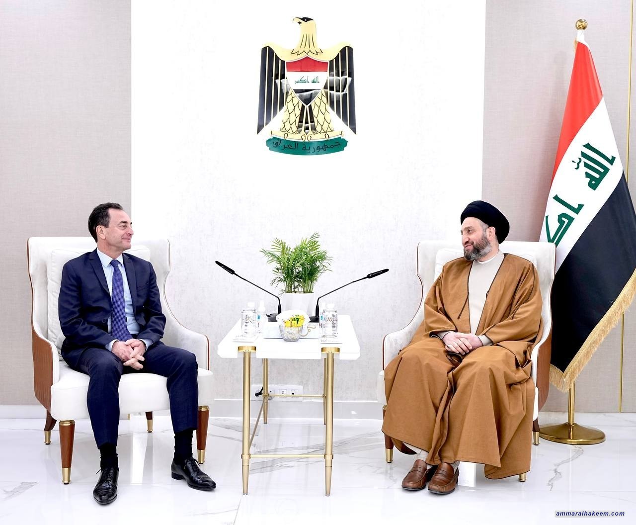 السيد الحكيم يشدد على توازن العراق في علاقاته الخارجية