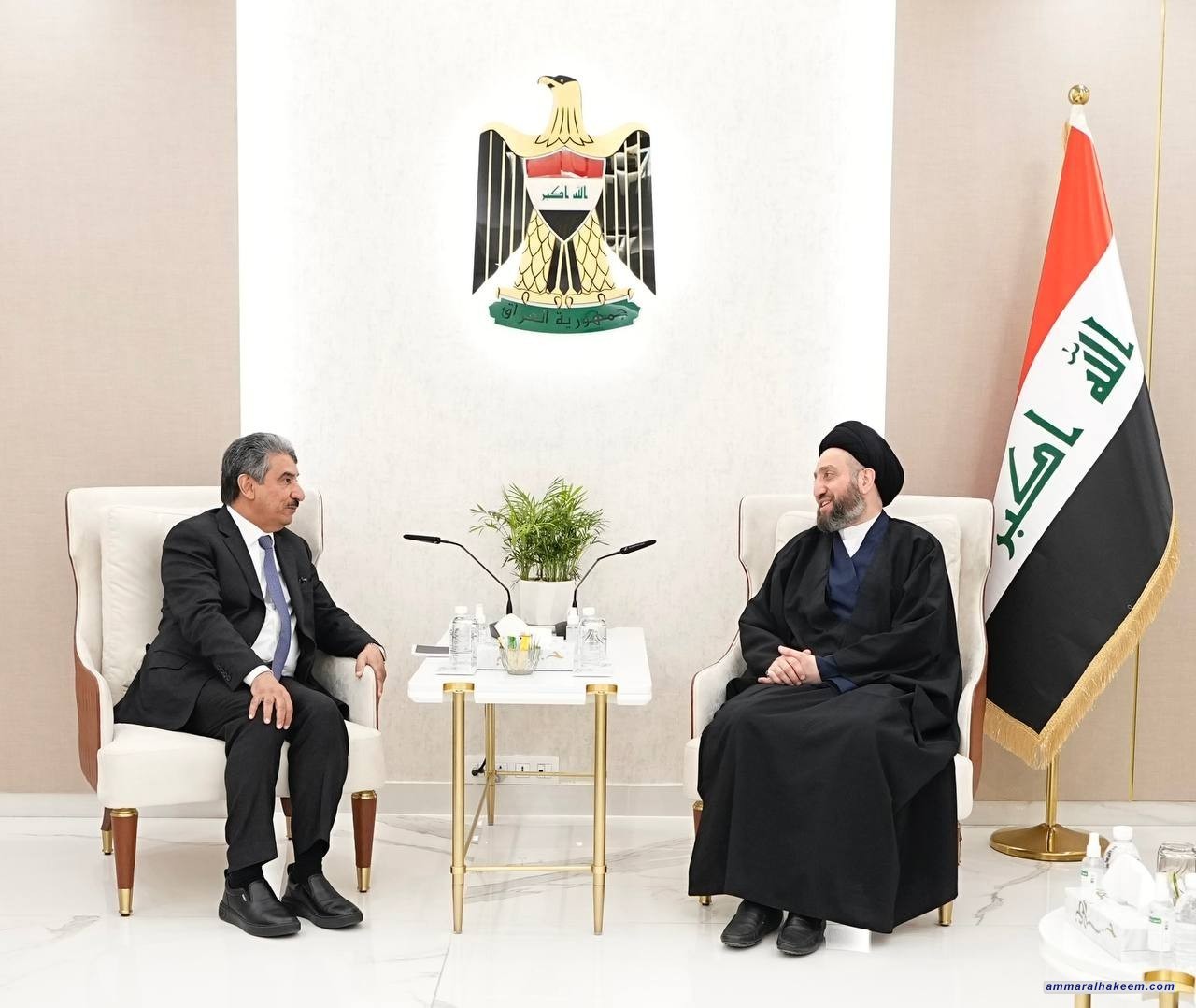 السيد الحكيم يبحث مع مساعد وزير الخارجية الكويتي العلاقات الثنائية بين العراق والكويت