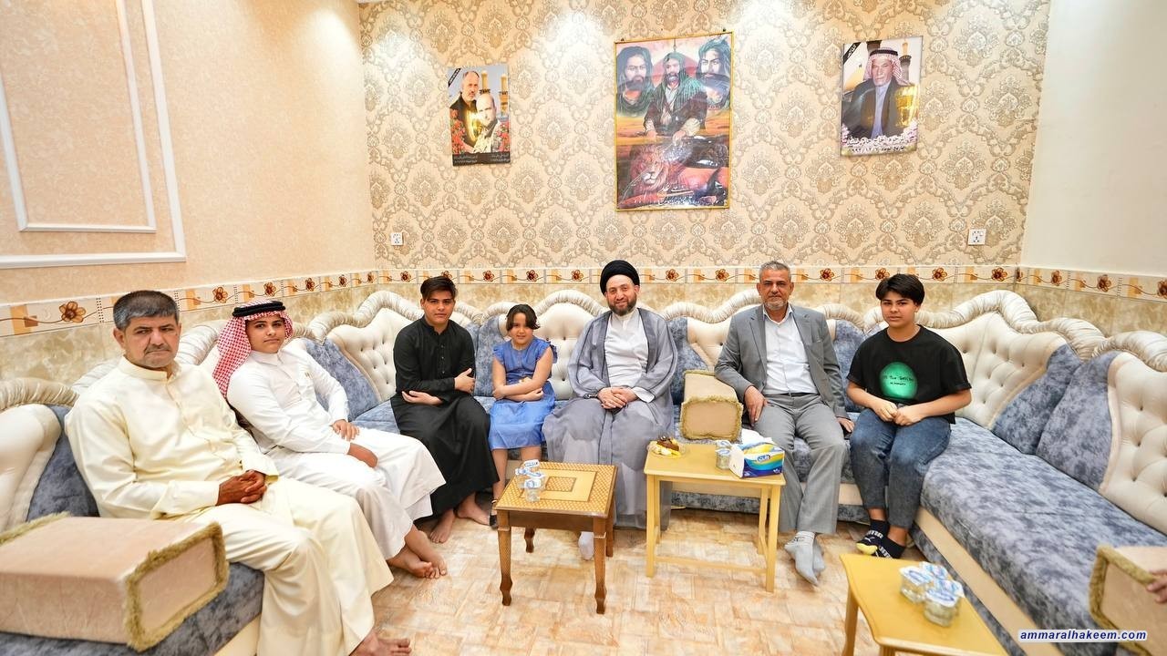 السيد الحكيم يزور عائلة الشهيد علي الشمري