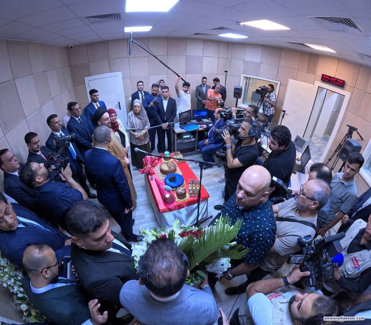 السيد الحكيم يبارك لإذاعة جمهورية العراق ذكرى التأسيس