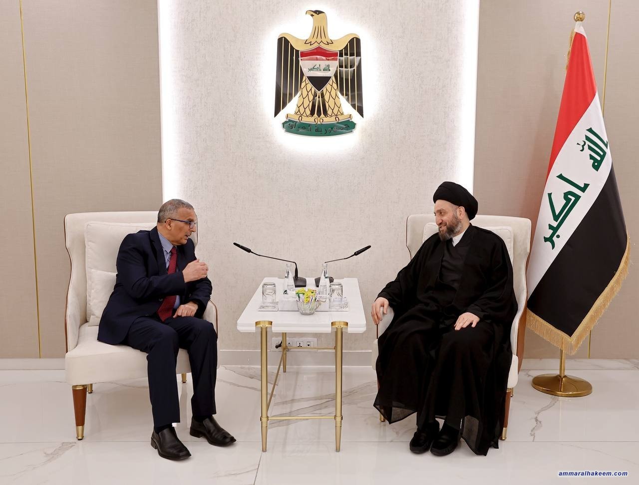 خلال لقائه السفير الجزائري، السيد الحكيم يدعو لتفعيل اللجان والاتفاقيات المشتركة بين البلدين