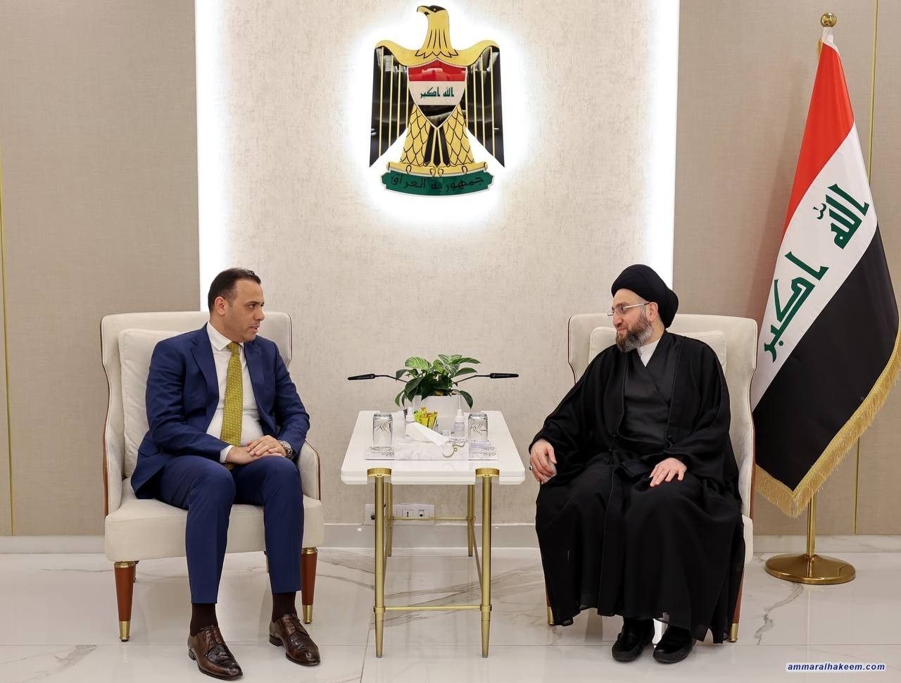 سەماحەتی حەكیم چاوی بە گروپی عیراقی بۆ كاروباری دەرەوە دەكەوێت و جەخت لەسەر ڕۆڵی عێراق لە بەیەك گەیاندنی نەیارەكانی ناوچەكە دەكات