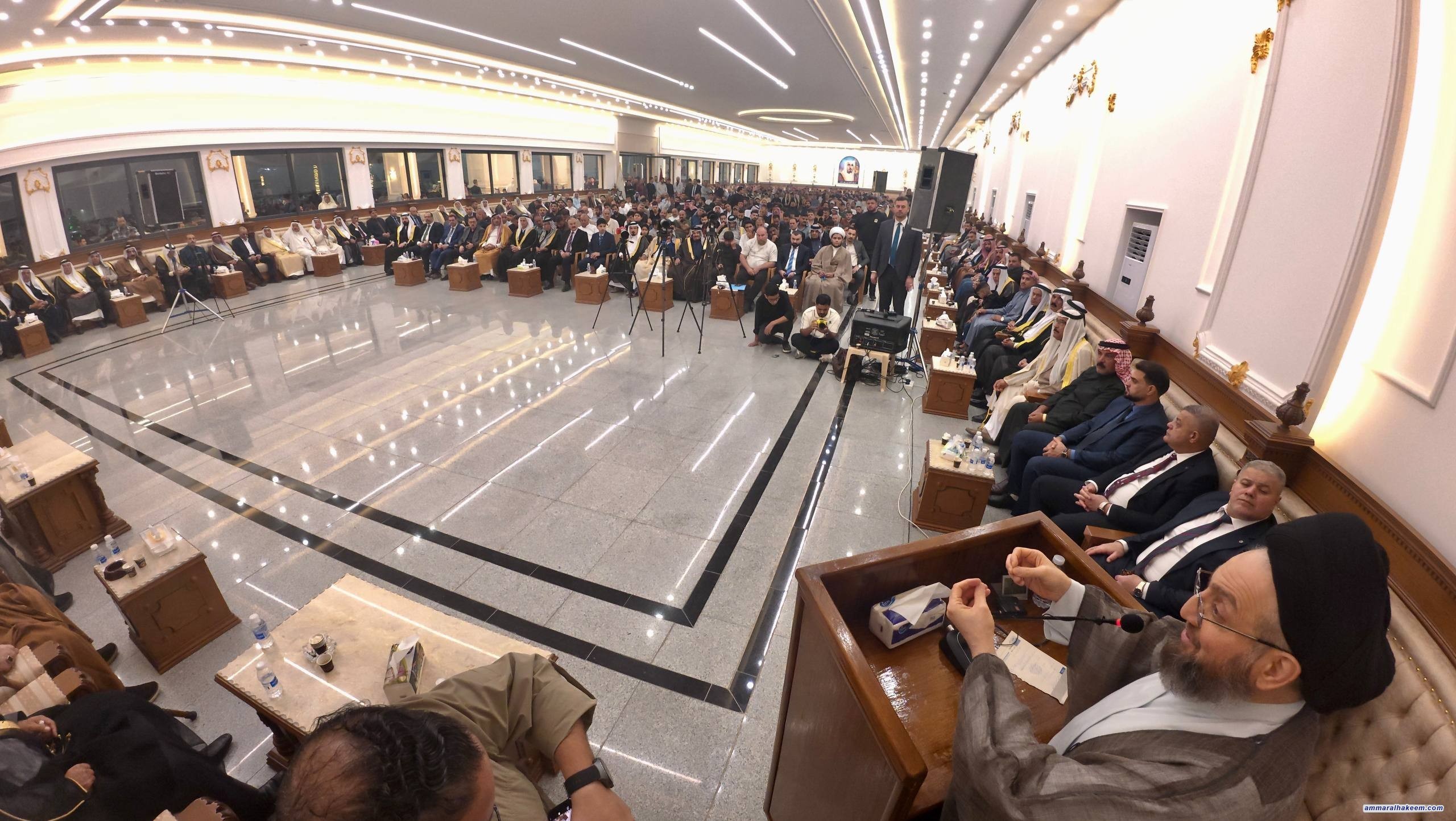 السيد الحكيم يلتقي شيوخ ووجهاء بني تميم والتاجي وشمال بغداد: الطائفية سياسية وليست مجتمعية