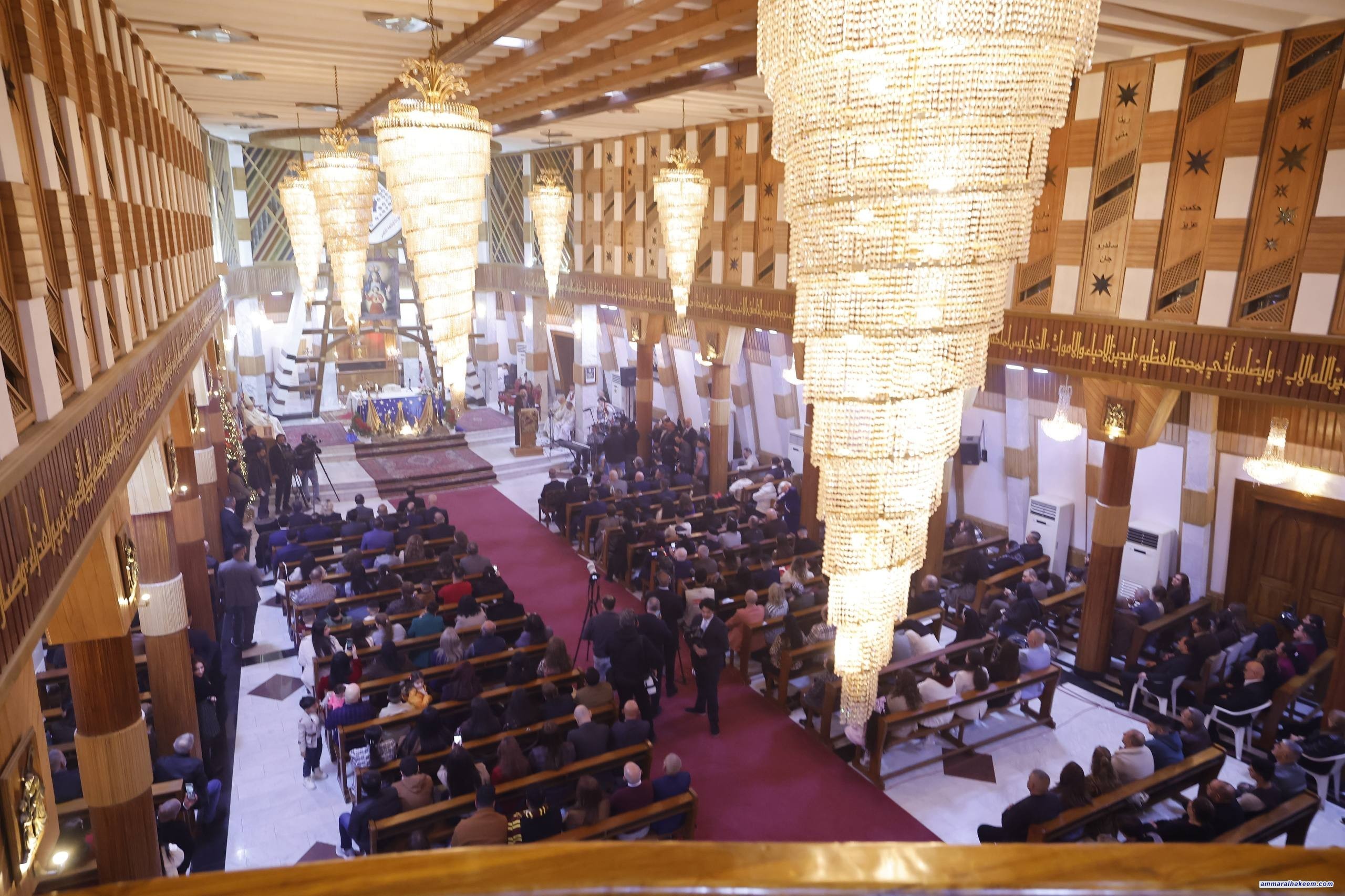 السيد الحكيم من كنيسة سيدة النجاة يبارك أعياد الميلاد ويدعو إلى ترسيخ قيم السلام والتعايش