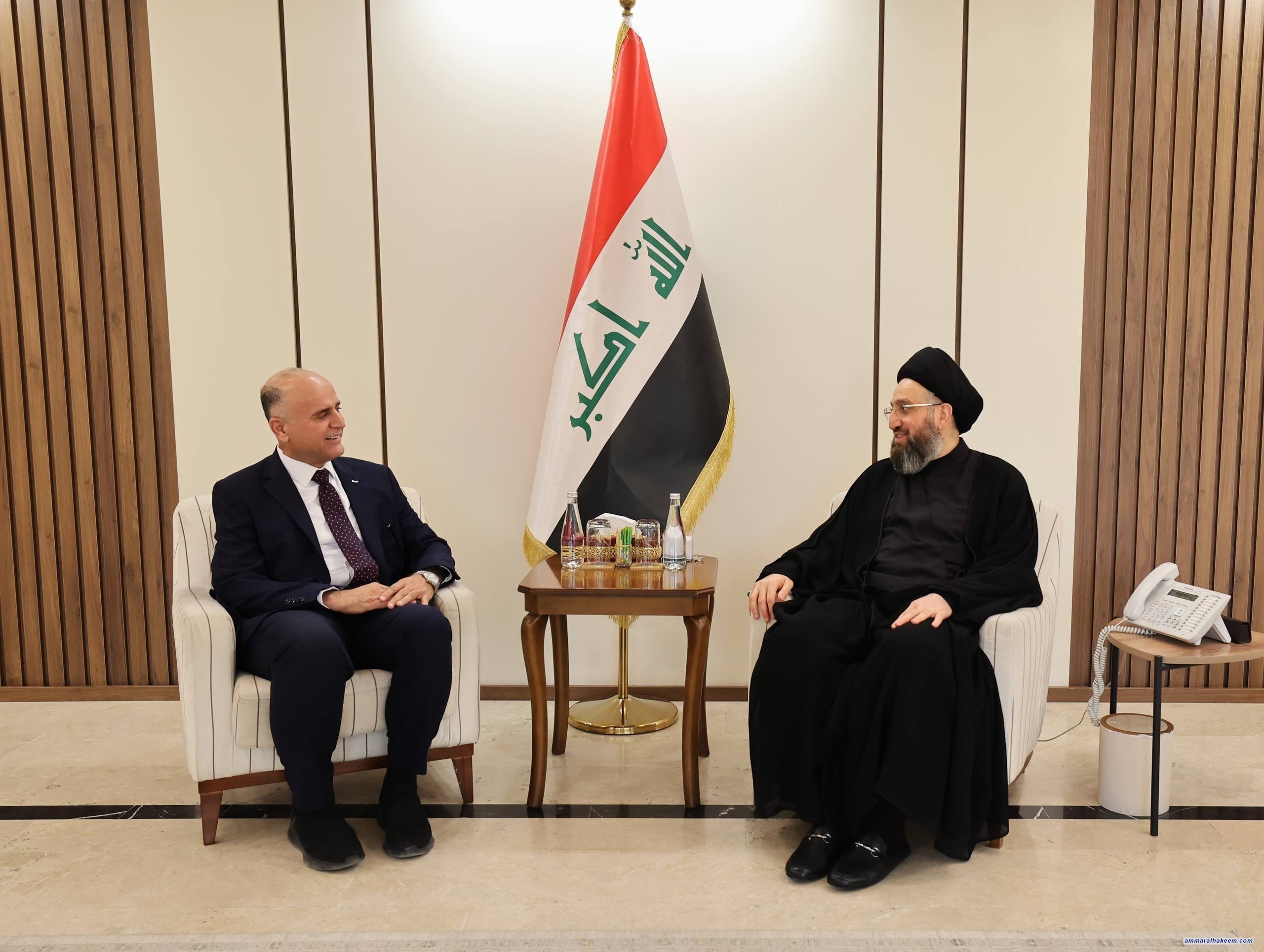 السيد الحكيم يؤكد أهمية تبني القضايا العراقية أمام المحاكم الدولية