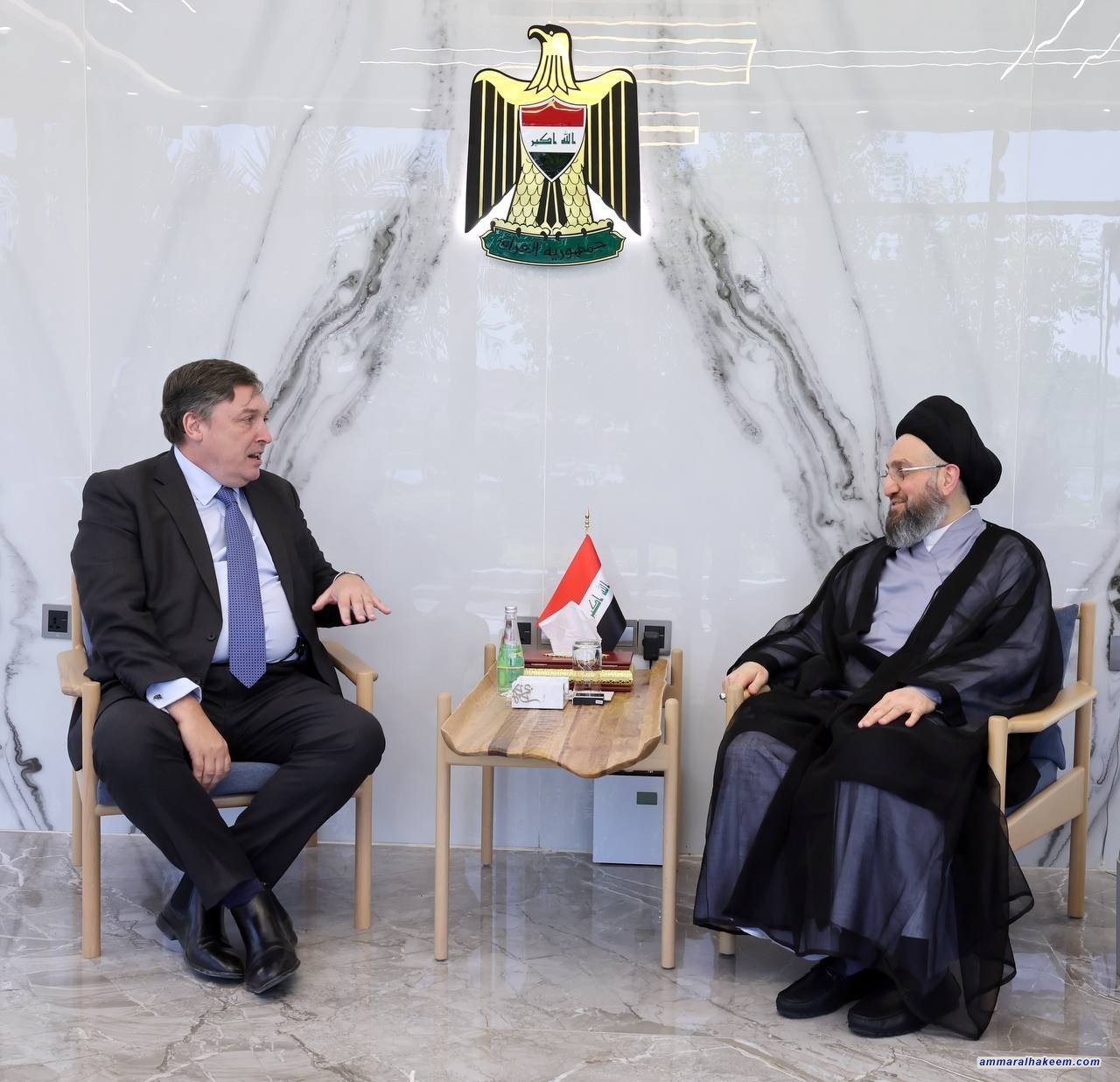 السيد الحكيم يلتقي السفير البريطاني الأسبق ويؤكد أهمية الاستقرار الدائم والاستثمار في العراق