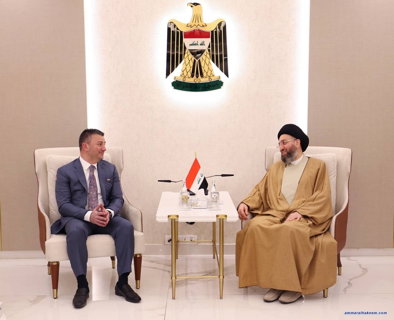 سەماحەتی حەکیم لەگەڵ شاندی کۆمەڵگەی عێراقی لە ویلایەتە یەکگرتووەکانی ئەمریکا کۆدەبێتەوە و جەخت لەسەر گرنگی هەمەچەشنی نەتەوەیی و چۆنیەتی بەهێزکردنی سەقامگیری لە عێراق دەكات