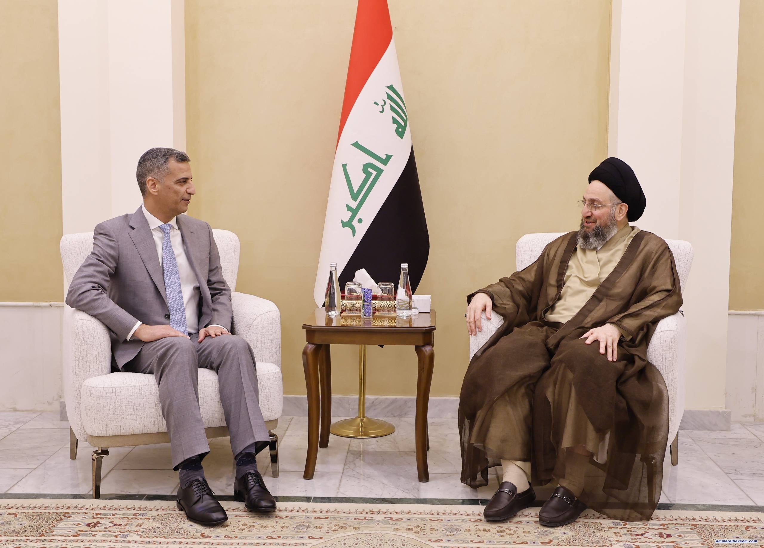 السيد الحكيم يدعو إلى دعم الدينار العراقي ورقمنة العمل المصرفي وتفعيل برامج تخفف الأعباء عن المواطنين