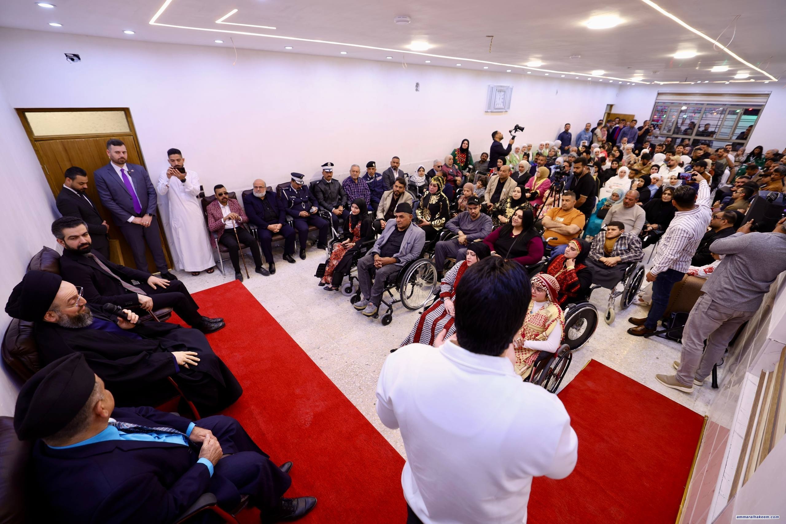 سەید حەكیم ئامادە بەربانگ لەگەڵ كۆمەڵەی خاوەن پێداویستی تایبەت لە بەغدا   دەكات و دەڵێت :