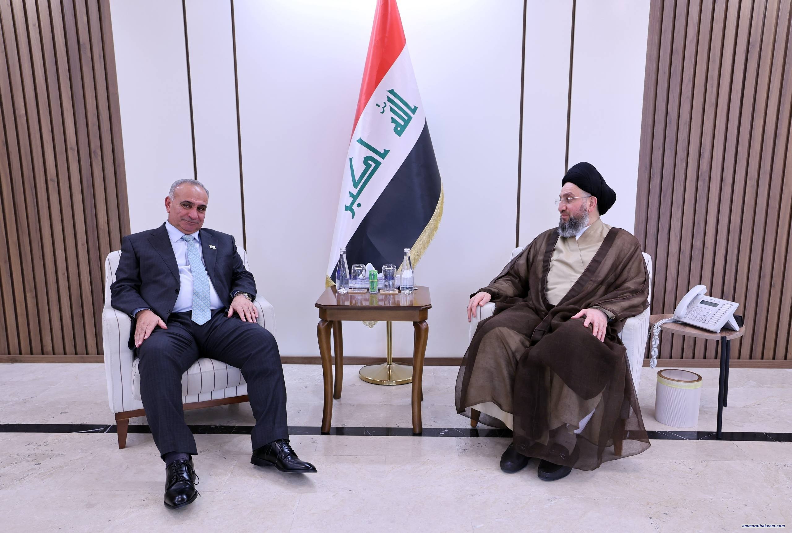 السيد الحكيم يشدد على تفعيل الاستثمار المنتج واستثمار الأيدي العاملة العراقية