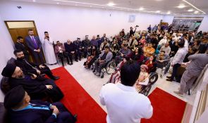 سەید حەكیم ئامادە بەربانگ لەگەڵ كۆمەڵەی خاوەن پێداویستی تایبەت لە بەغدا   دەكات و دەڵێت :